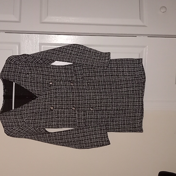 A beautiful tweed dress. This dress is a size  Small and is very cute for winter - Picture 2 of 4